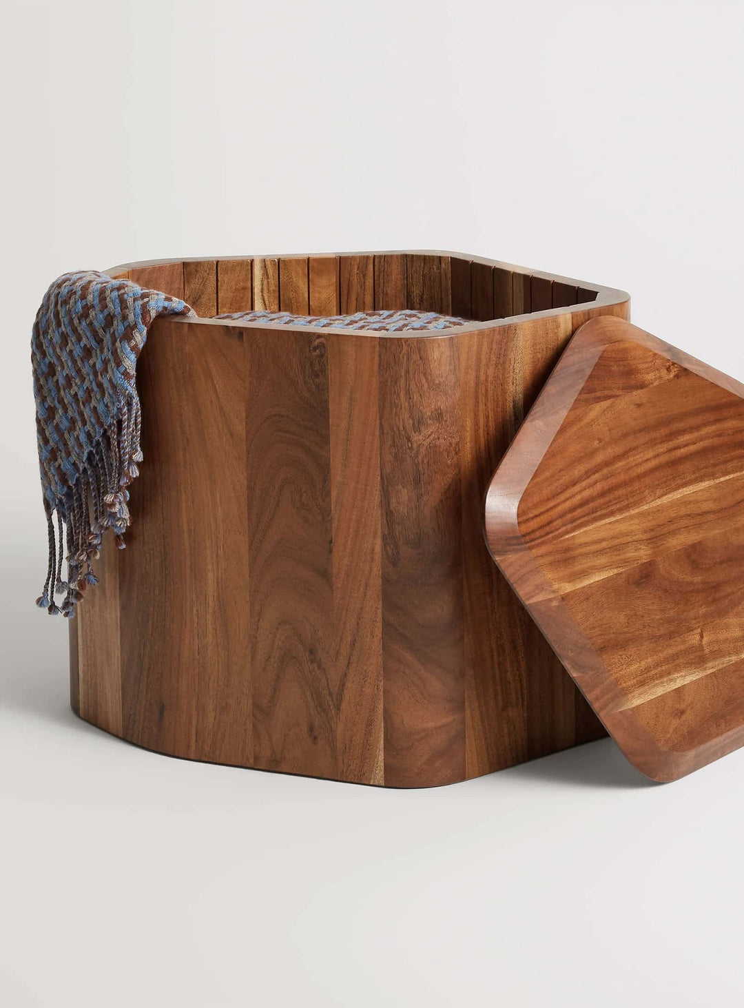 Découvrez la table d'appoint Hoard de Blu Dot, un meuble en bois avec rangement discret. acacia