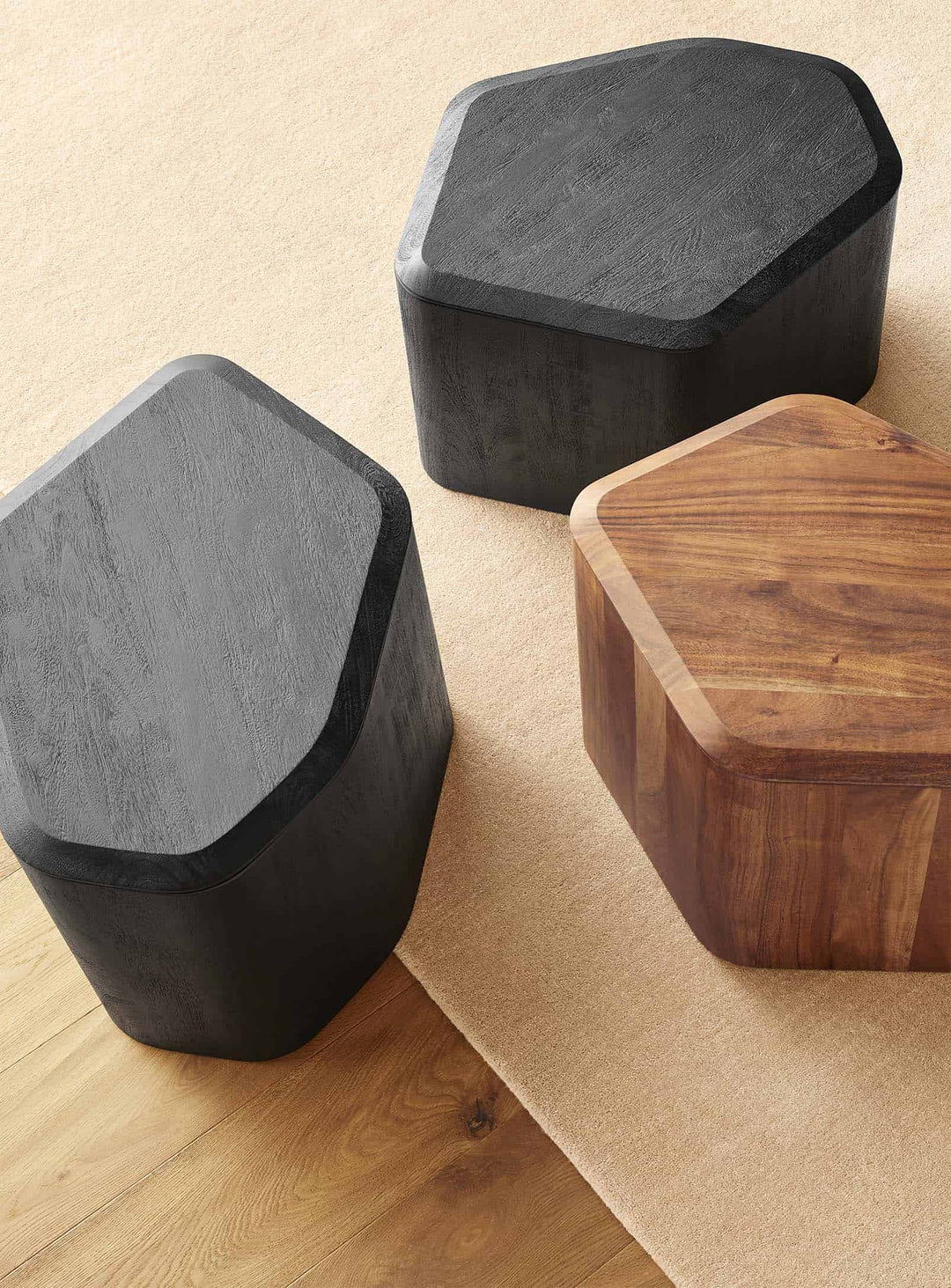 Table d'appoint Blu Dot Hoard : un meuble design avec rangement intégré et bois massif d'acacia. noir