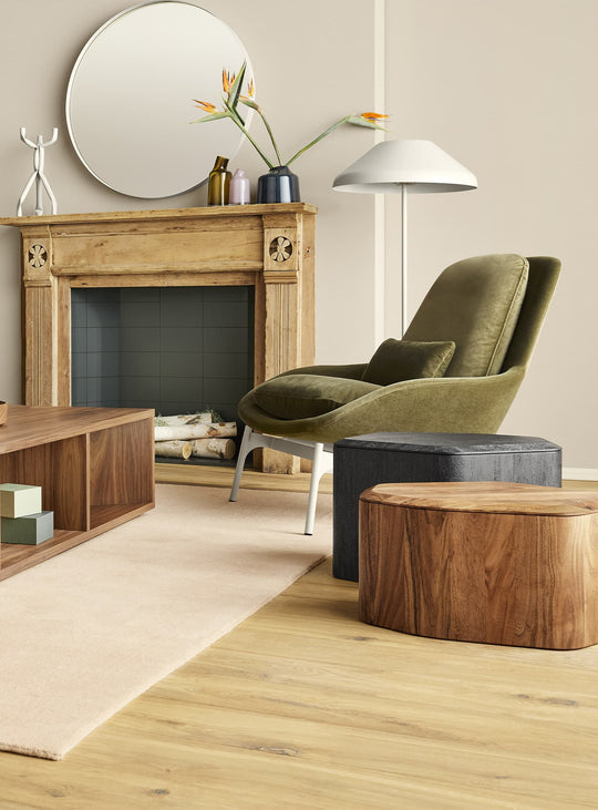 Découvrez la table d'appoint Hoard Blu Dot, avec rangement dissimulé et silhouette organique en bois. acacia noir