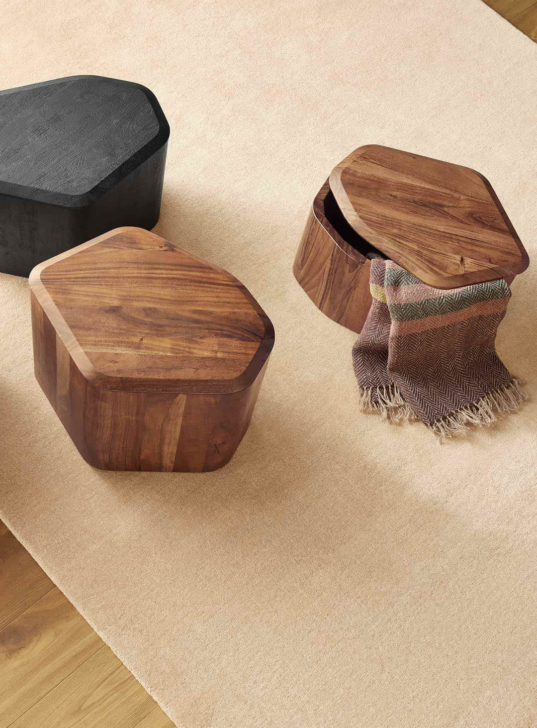 Table d'appoint Blu Dot Hoard en bois d'acacia avec rangement dissimulé et design sculptural.