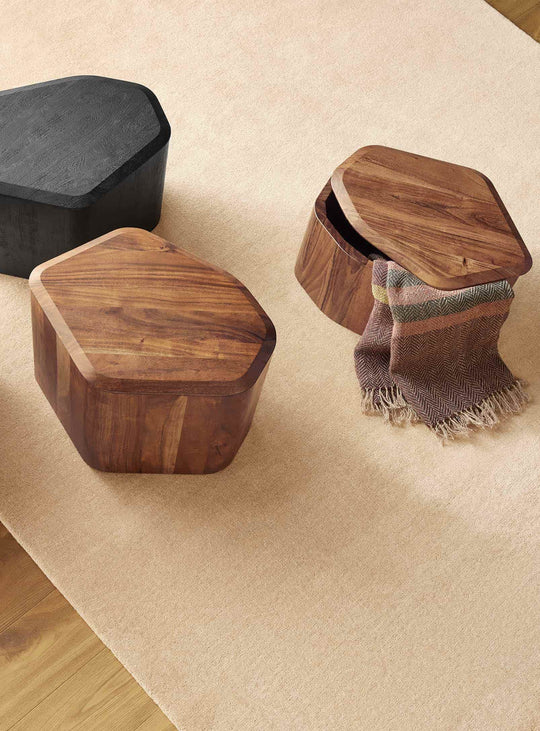 Table d'appoint Blu Dot Hoard en bois d'acacia avec rangement dissimulé et design sculptural.