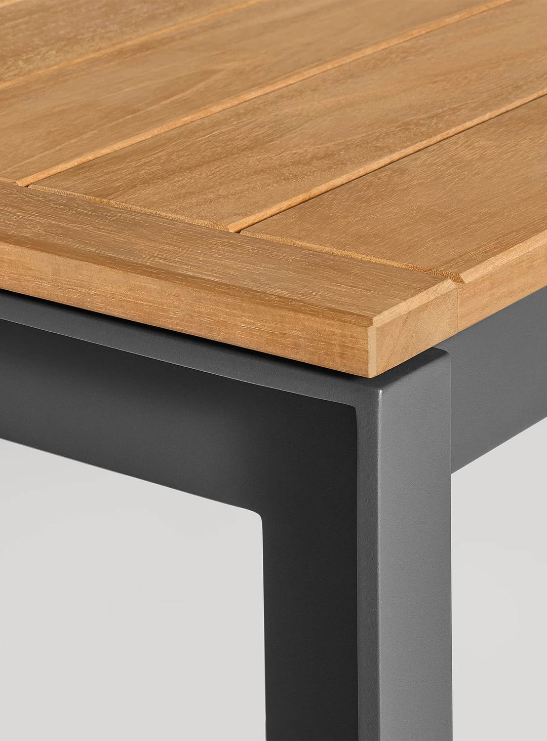 Table à dîner Hold Tight Blu Dot, style minimaliste et confort pour repas extérieurs. noir