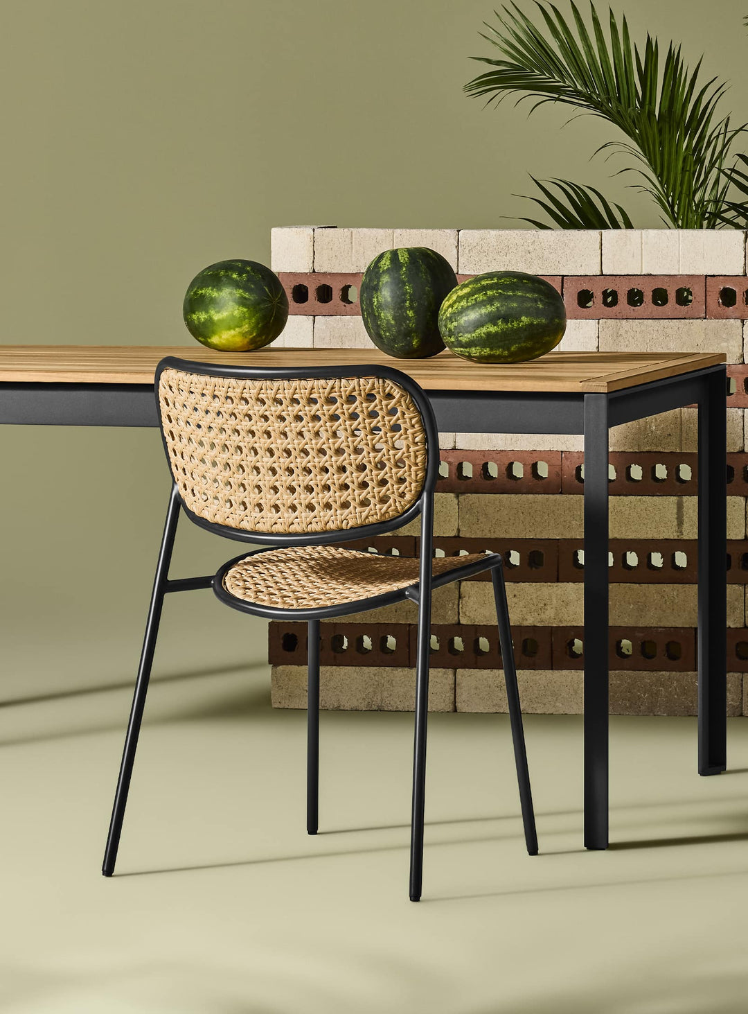 Table à dîner Hold Tight Blu Dot, mobilier outdoor robuste et élégant. noir