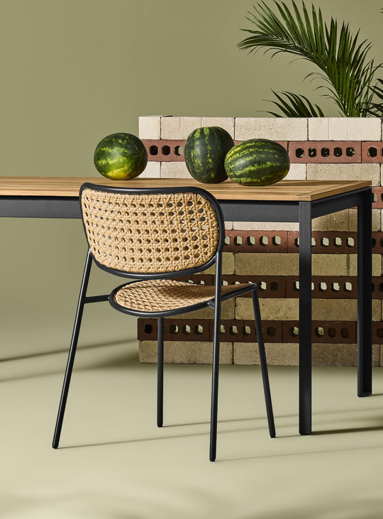 Table à dîner Hold Tight Blu Dot, mobilier outdoor robuste et élégant. noir