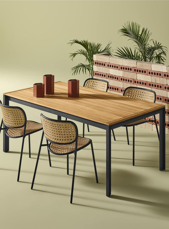 Table à dîner Hold Tight Blu Dot, design extérieur en teck FSC® et aluminium moderne. noir