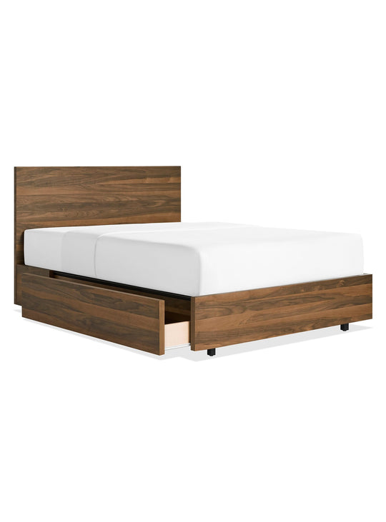 Le lit Homecoming de Blu Dot : un meuble élégant avec tiroirs généreux. Noyer.