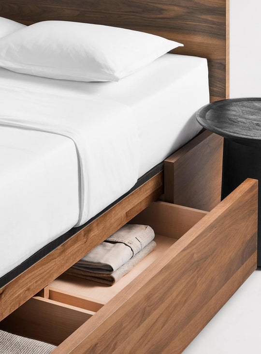 Craquez pour le lit Homecoming de Blu Dot en placage noyer ou chêne blanc. Noyer.