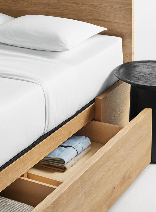 Le lit Homecoming de Blu Dot : tiroirs coulissants discrets et spacieux. Naturel.