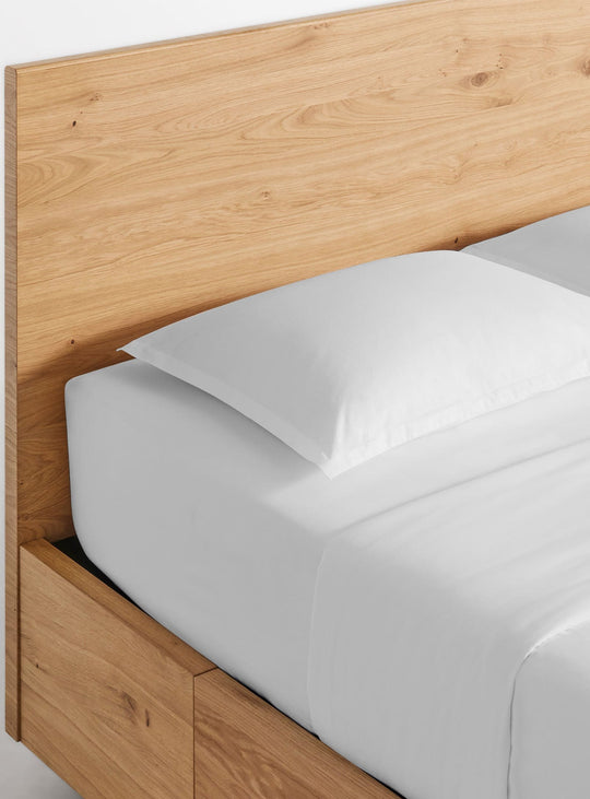 Le lit Homecoming de Blu Dot : design minimaliste et rangements malins. Naturel.