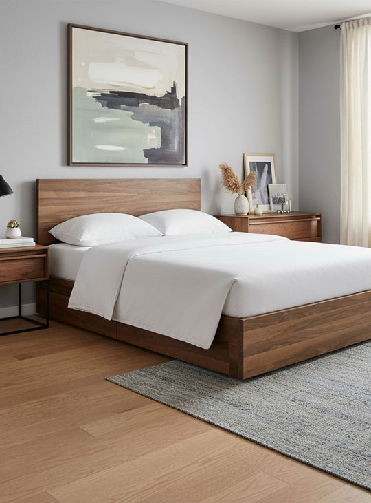 Le lit Homecoming de Blu Dot : design moderne et rangements discrets intégrés. Noyer.