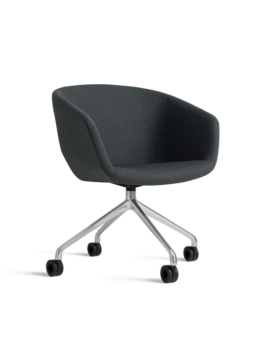 Chaise de bureau Blu Dot Host : une création design en tissu, velours ou cuir. everglade