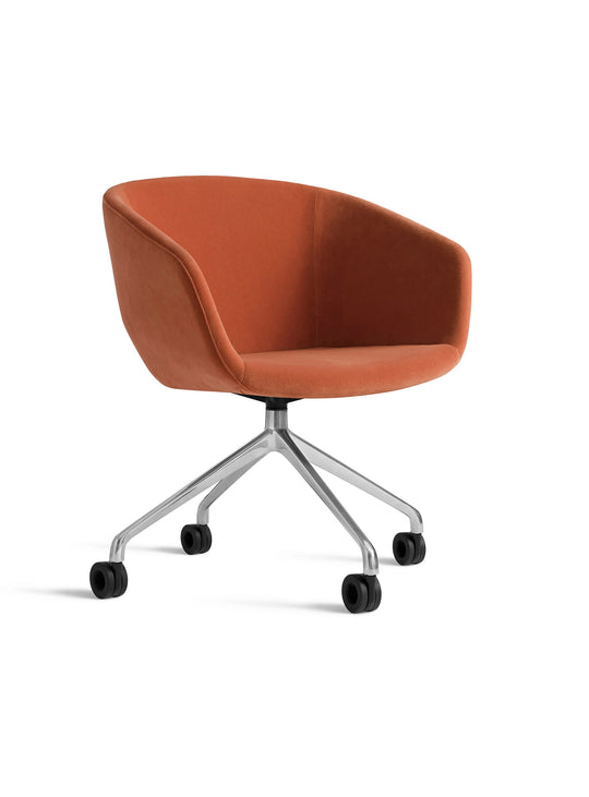Chaise de bureau Blu Dot Host : une assise généreuse inspirée du design automobile. copper velvet