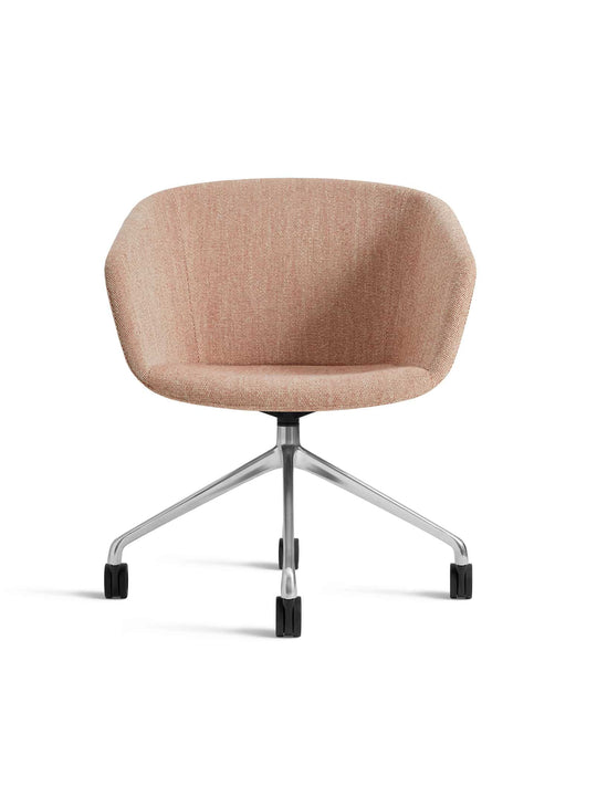 La chaise de bureau Blu Dot Host offre un confort exceptionnel pour le télétravail. tait tomato