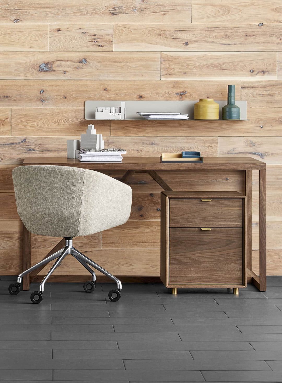 La chaise de bureau Blu Dot Host associe mousse moulée, aluminium et finitions premium. tait stone