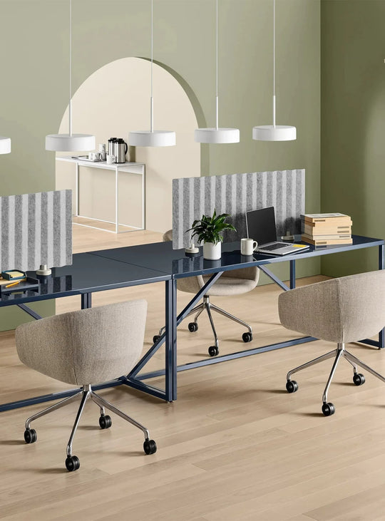 La chaise de bureau Blu Dot Host séduit par son style contemporain et son confort. tait stone