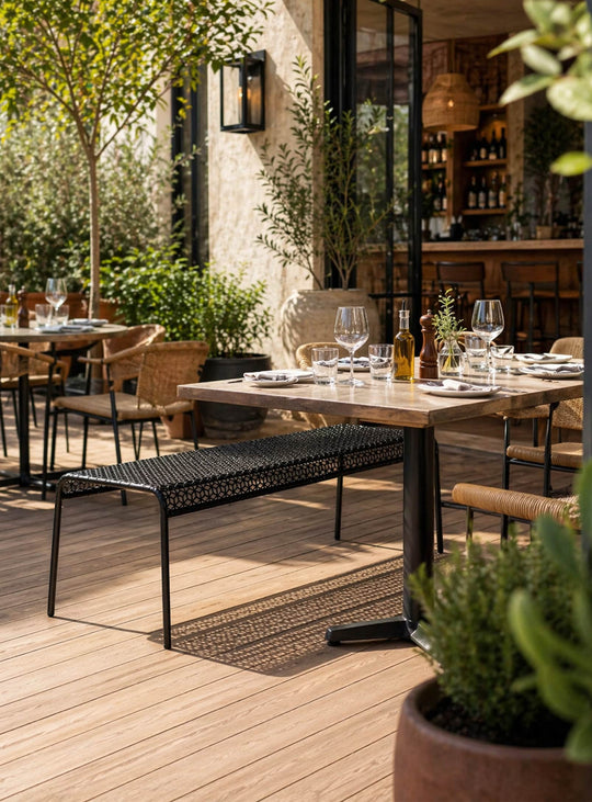 Banc Hot Mesh Blu Dot : banc contemporain, métal et lignes fluides. noir