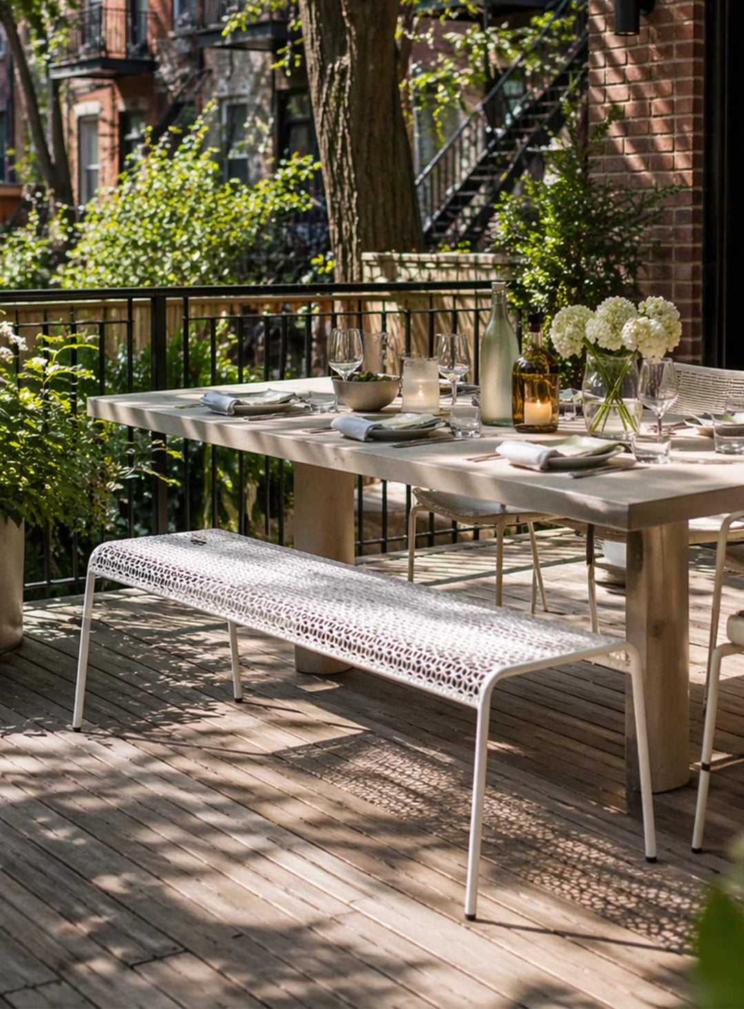 Banc Hot Mesh Blu Dot : banc design, parfait pour espace outdoor. blanc