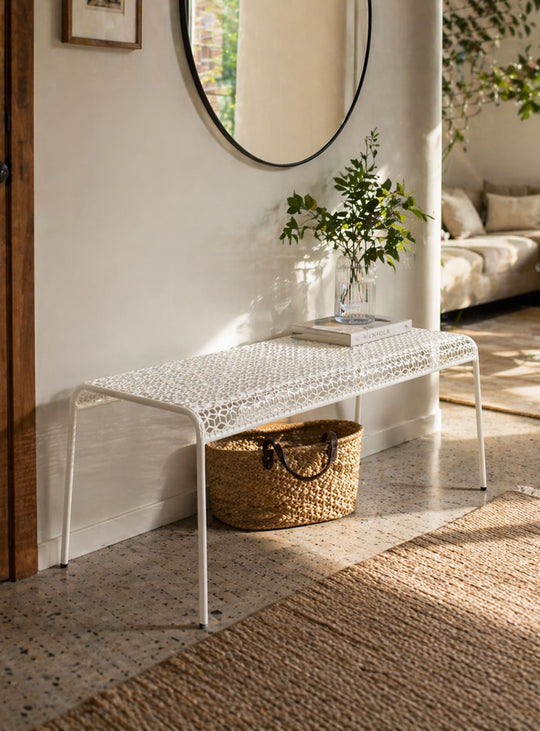Banc Hot Mesh Blu Dot : banc extérieur design, métal perforé et moderne. blanc
