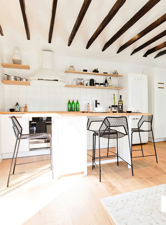 Tabouret de comptoir Hot Mesh de Blu Dot : design graphique et empilable. Noir.