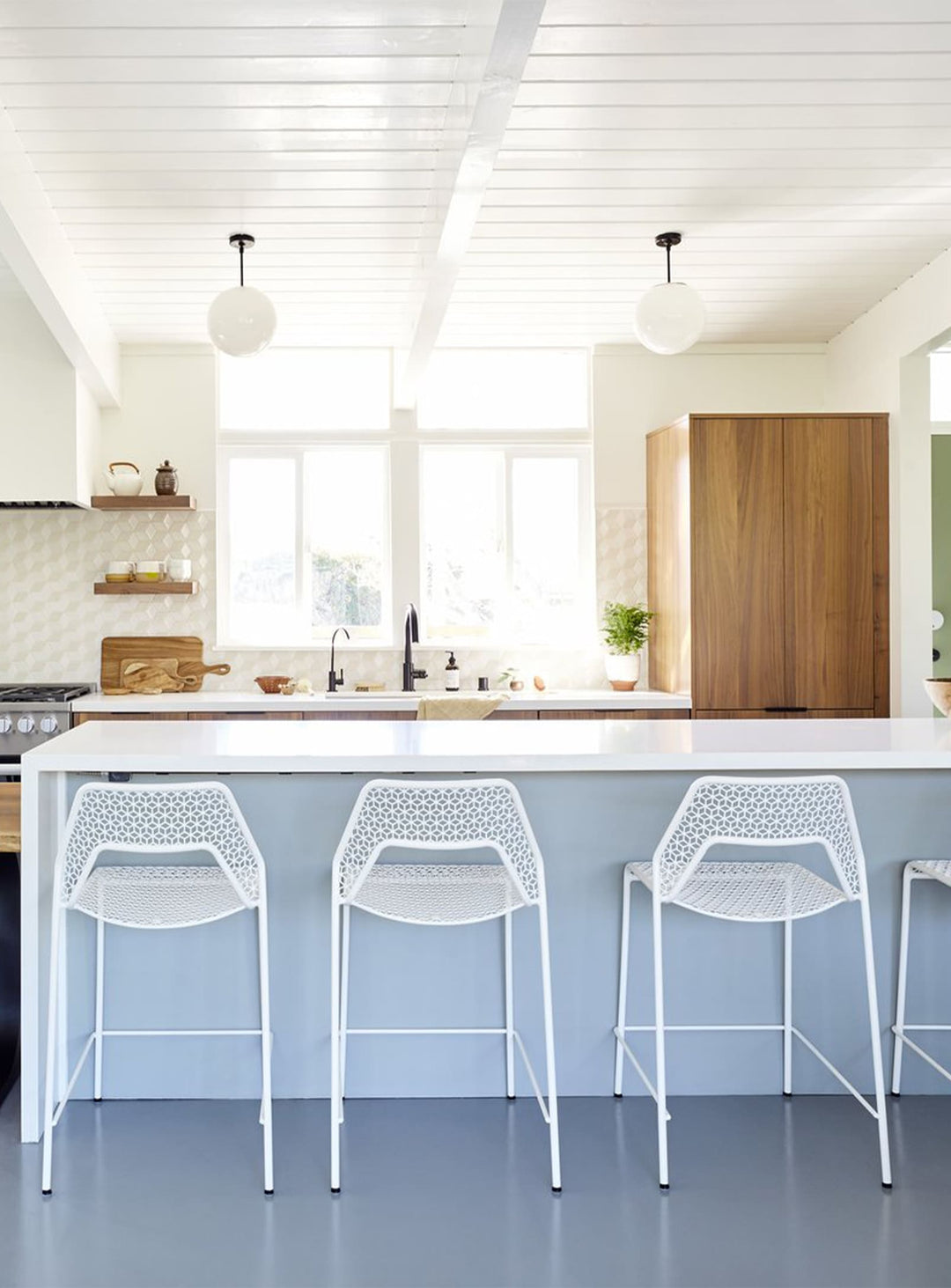 Tabouret de comptoir Hot Mesh de Blu Dot : parfait pour maison ou café. Blanc cassé.