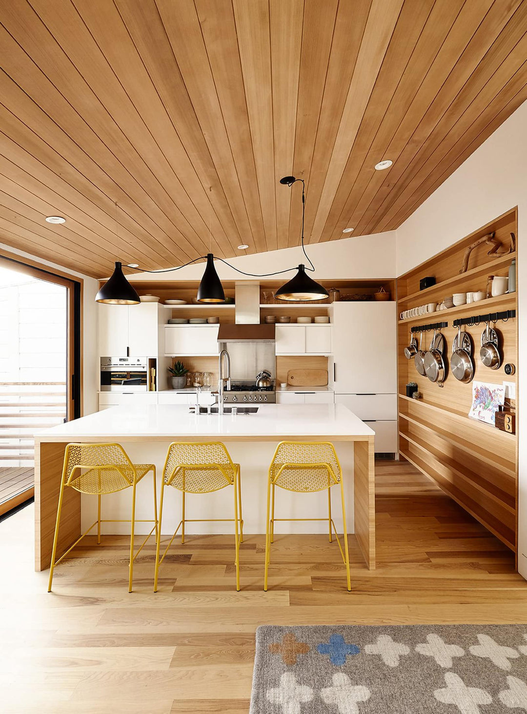 Blu Dot Hot Mesh : tabouret de comptoir design intemporel et léger. jaune.