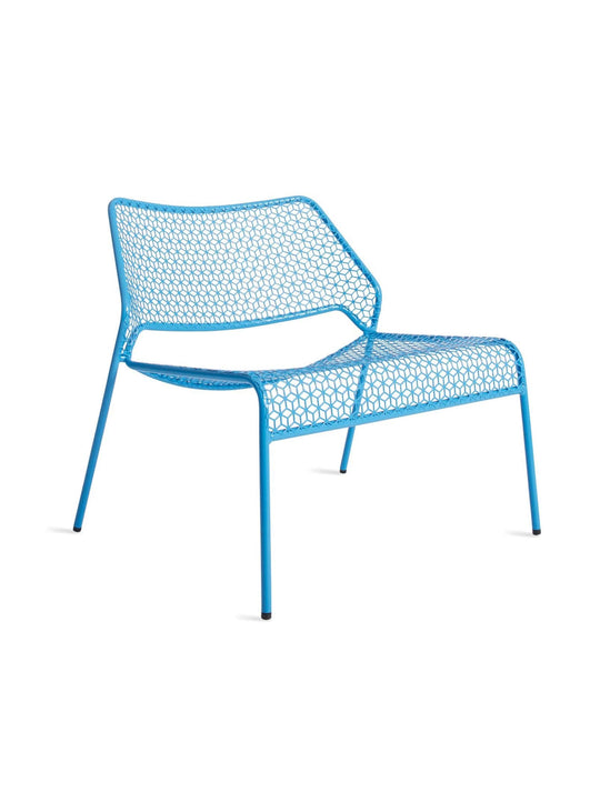 Chaise lounge Hot Mesh de Blu Dot : assise généreuse et silhouette épurée. Bleu.