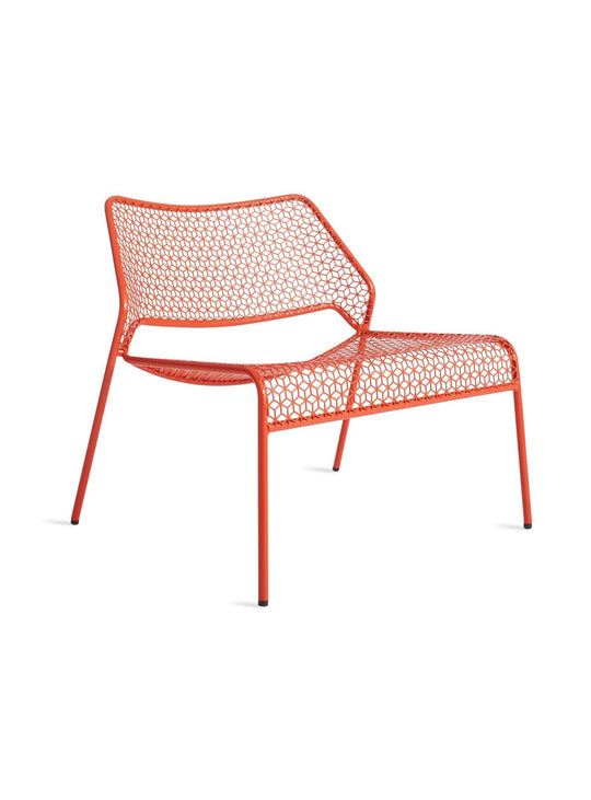 Blu Dot Hot Mesh : chaise lounge au motif perforé unique et moderne. Rouge.