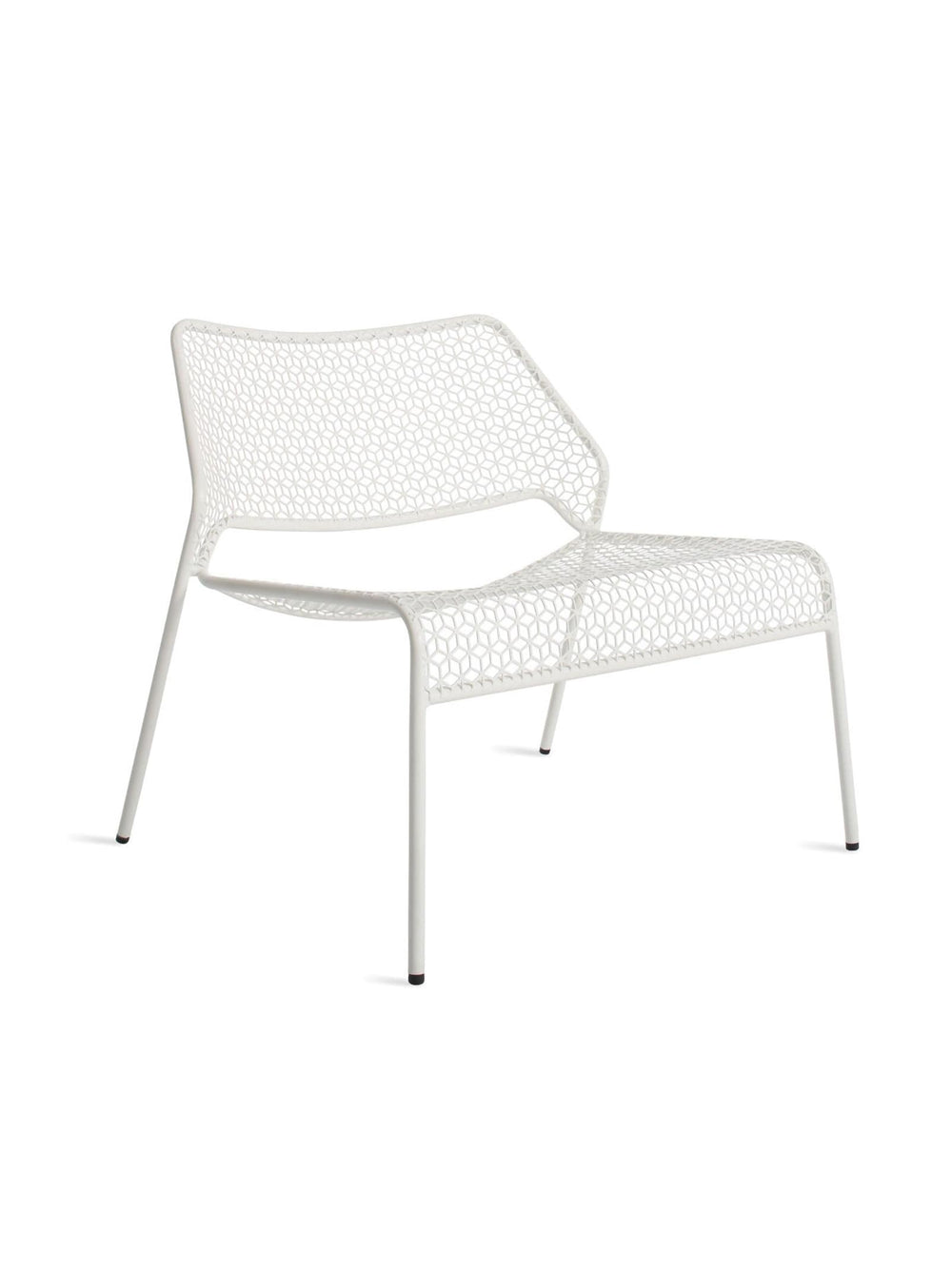 Blu Dot Hot Mesh : chaise lounge en acier perforé, robuste et élégante. Blanc cassé.