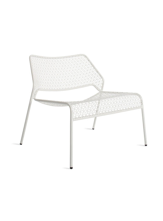 Blu Dot Hot Mesh : chaise lounge en acier perforé, robuste et élégante. Blanc cassé.