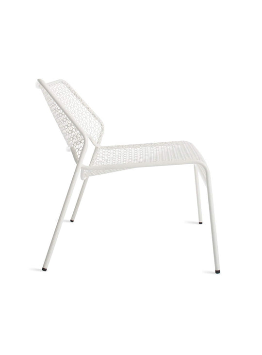 Blu Dot Hot Mesh : chaise lounge au style affirmé et pratique. Blanc cassé.