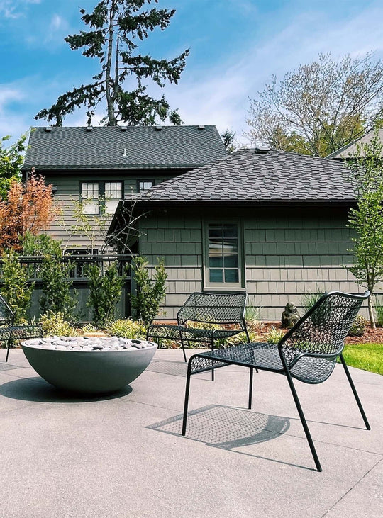 Blu Dot Hot Mesh : chaise lounge polyvalente pour jardin ou salon. Noir.