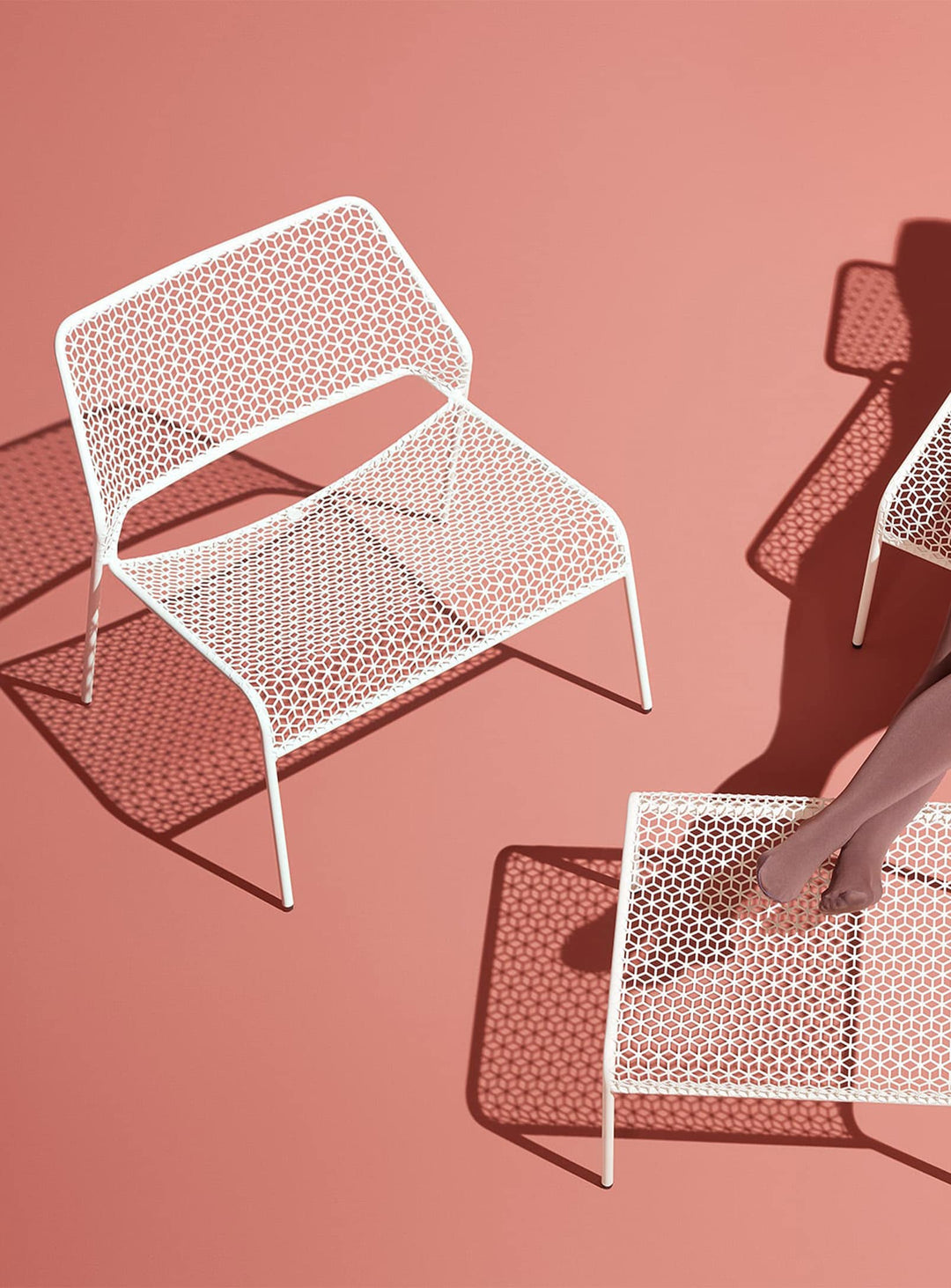 Chaise lounge Hot Mesh de Blu Dot : design graphique et usage intérieur/extérieur. Blanc cassé.