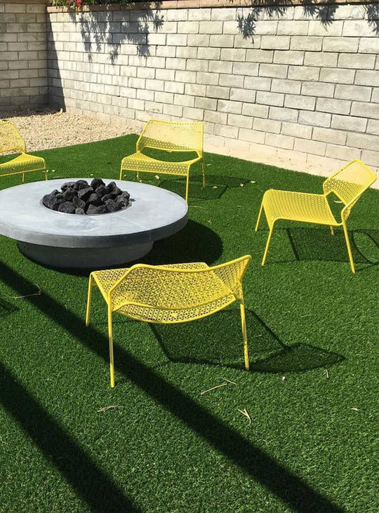 Chaise lounge Hot Mesh de Blu Dot : lignes ouvertes et look contemporain. jaune.