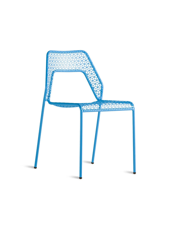 Chaise Hot Mesh de Blu Dot empilable jusqu’à 6 unités. bleu