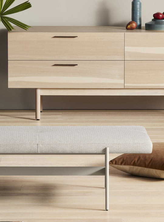 Banc Jumbo Blu Dot : banc design rembourré, style contemporain et élégant. maharam mantle in future