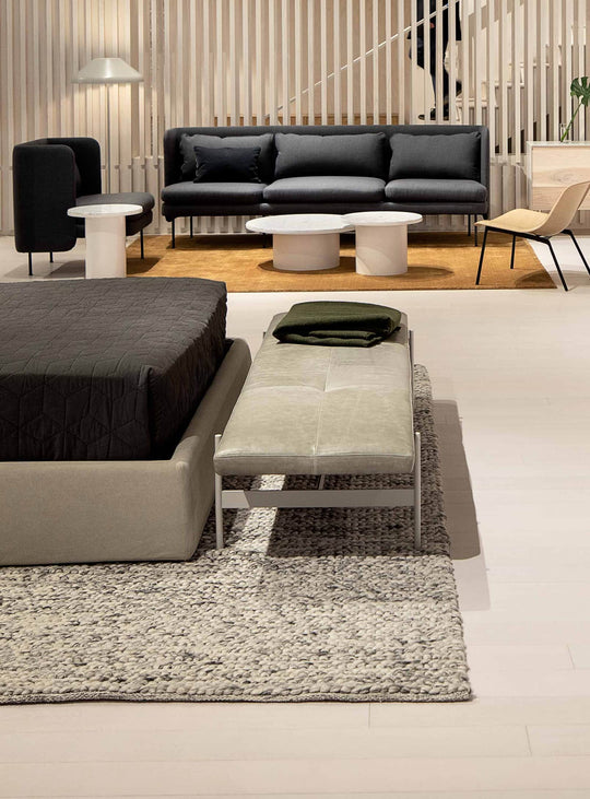 Banc Jumbo Blu Dot : banc moderne, idéal pour salon, entrée ou chambre. grey green leather