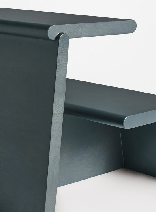 Marchepied Jut Blu Dot, fonctionnel et décoratif dans toutes les pièces de la maison. bleu