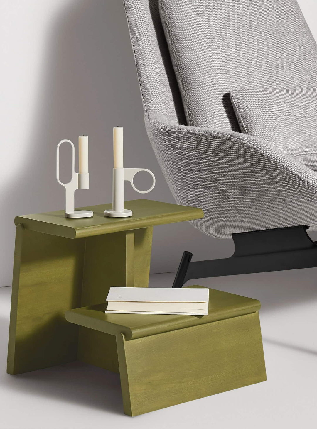 Marchepied Jut Blu Dot en bois massif, design malin et usage polyvalent au quotidien. vert