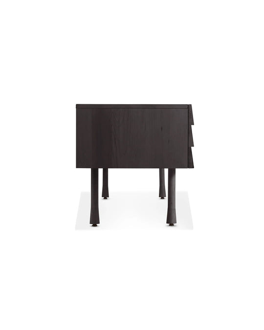 Buffet bas Lap de Blu Dot avec tiroirs à fermeture douce et porte centrale rabattable. noir