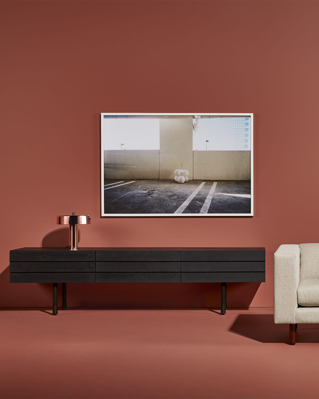 Buffet bas Lap de Blu Dot au design graphique, façades en bois superposé et lignes élégantes. noir