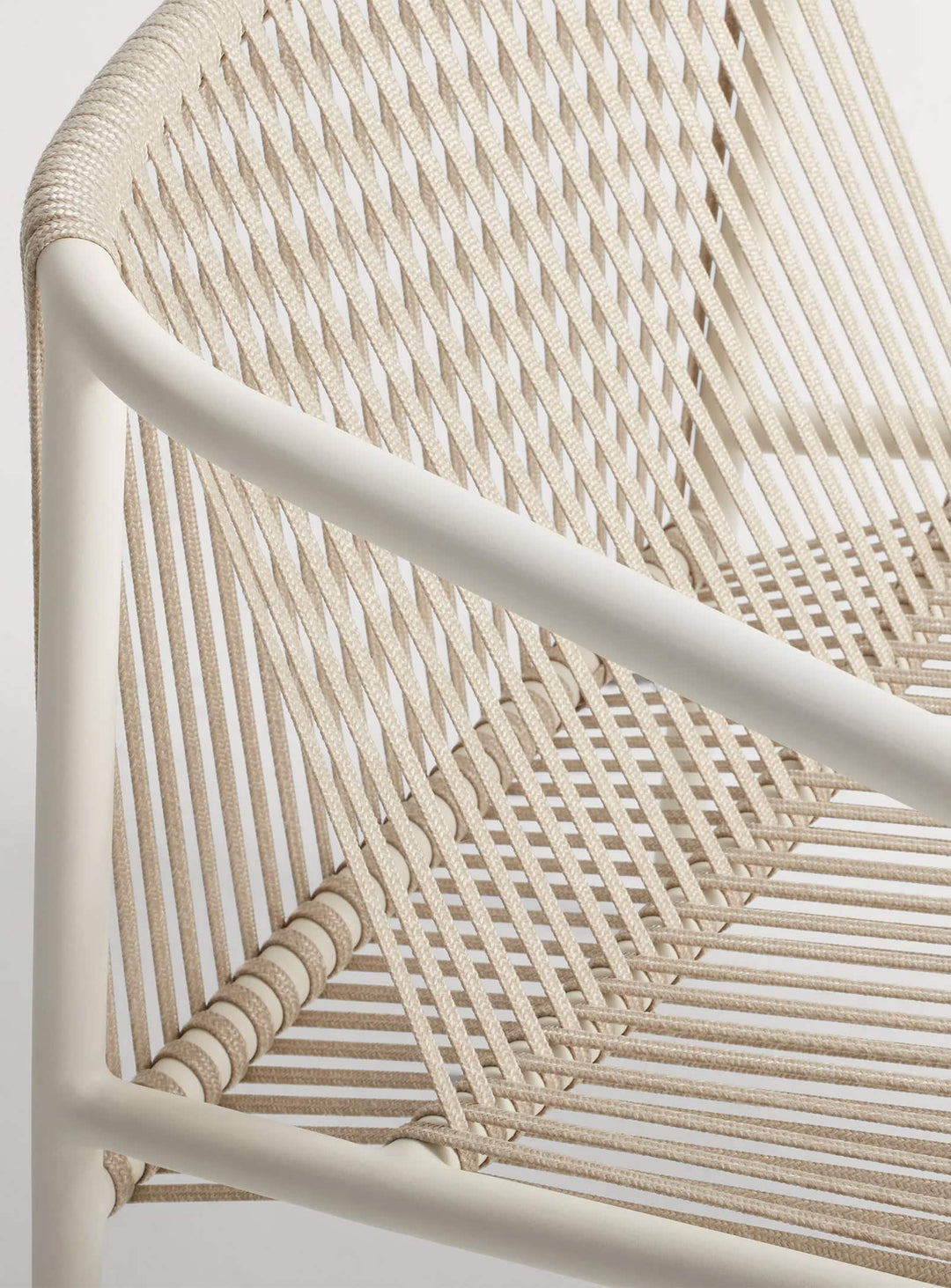 Chaise Lookout Blu Dot : chaise moderne, design tressé et look épuré. blanc