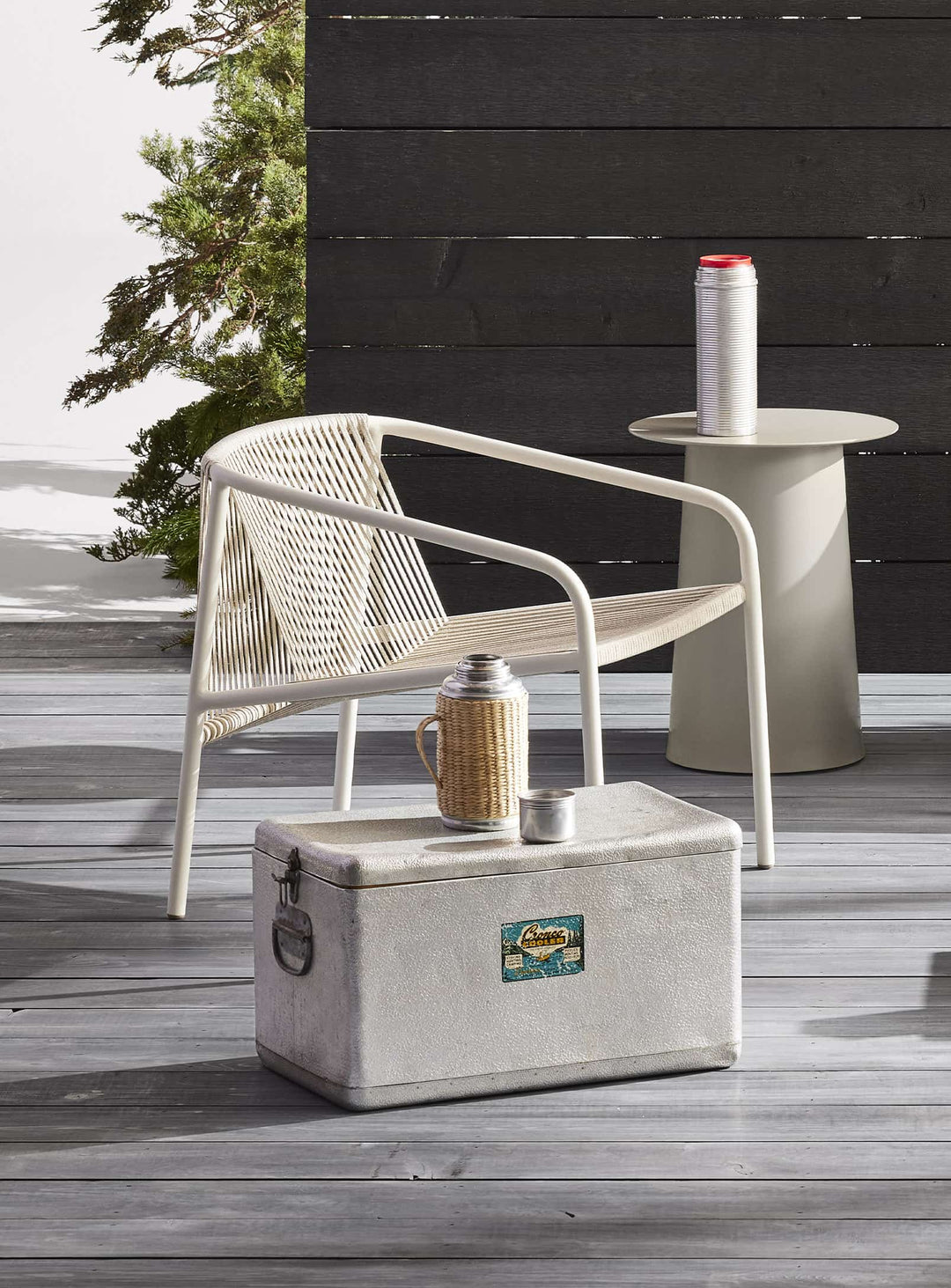 Chaise Lookout Blu Dot : chaise design extérieur, corde tressée et acier moderne. blanc