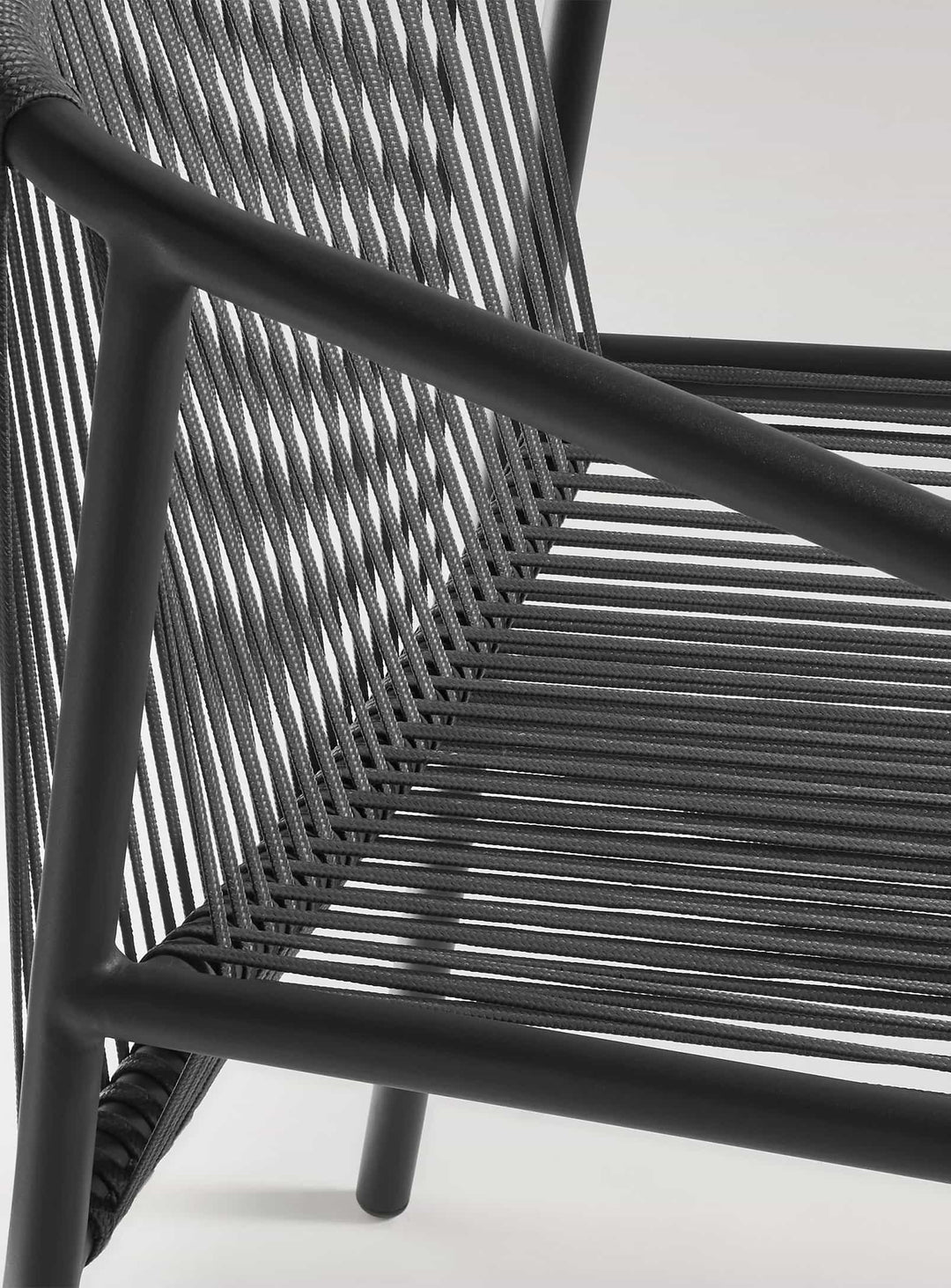 Chaise Lookout Blu Dot : chaise design, idéale pour terrasse ou jardin. carbon