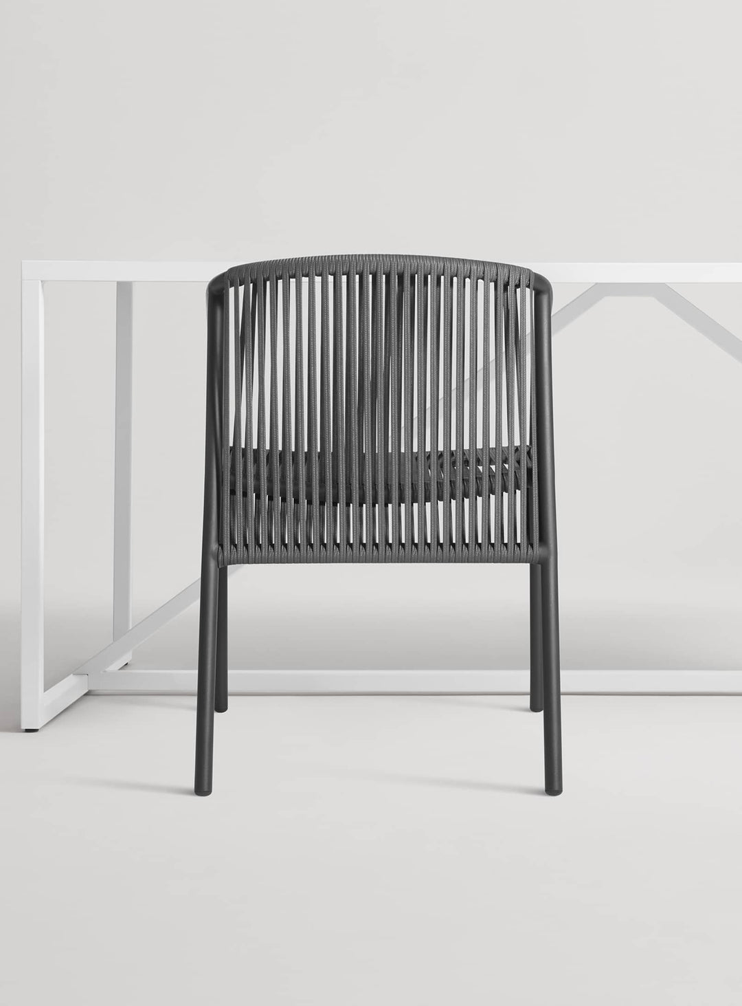 Chaise Lookout Blu Dot : chaise extérieure design, confort et style minimaliste. carbon