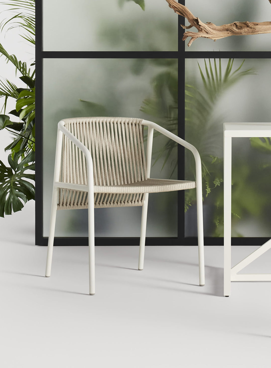 Chaise Lookout Blu Dot : chaise design extérieur, corde tressée et acier moderne. blanc