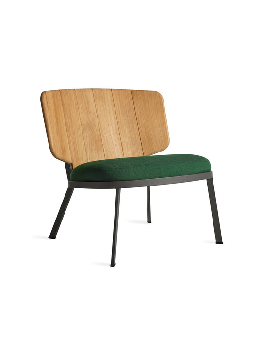 Fauteuil d’extérieur Low Fade de Blu Dot teck massif et structure aluminium. sunbrella ivy