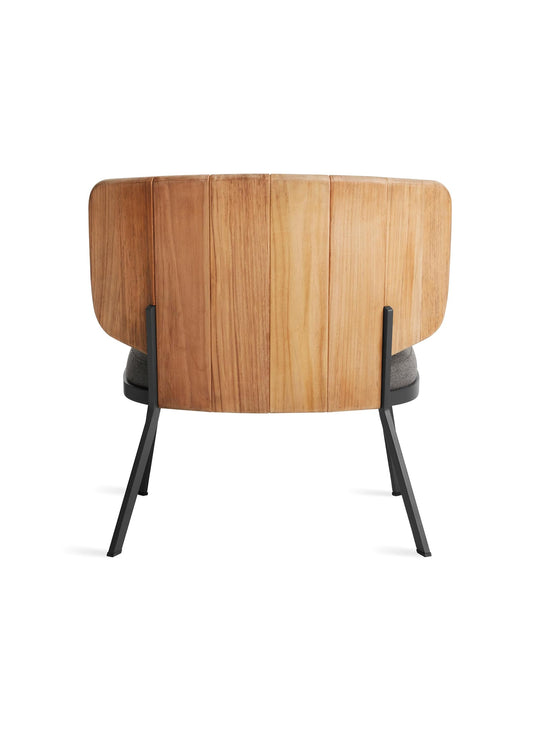 Fauteuil d’extérieur Low Fade de Blu Dot mousse séchage rapide anti-moisissure. toohey charcoal