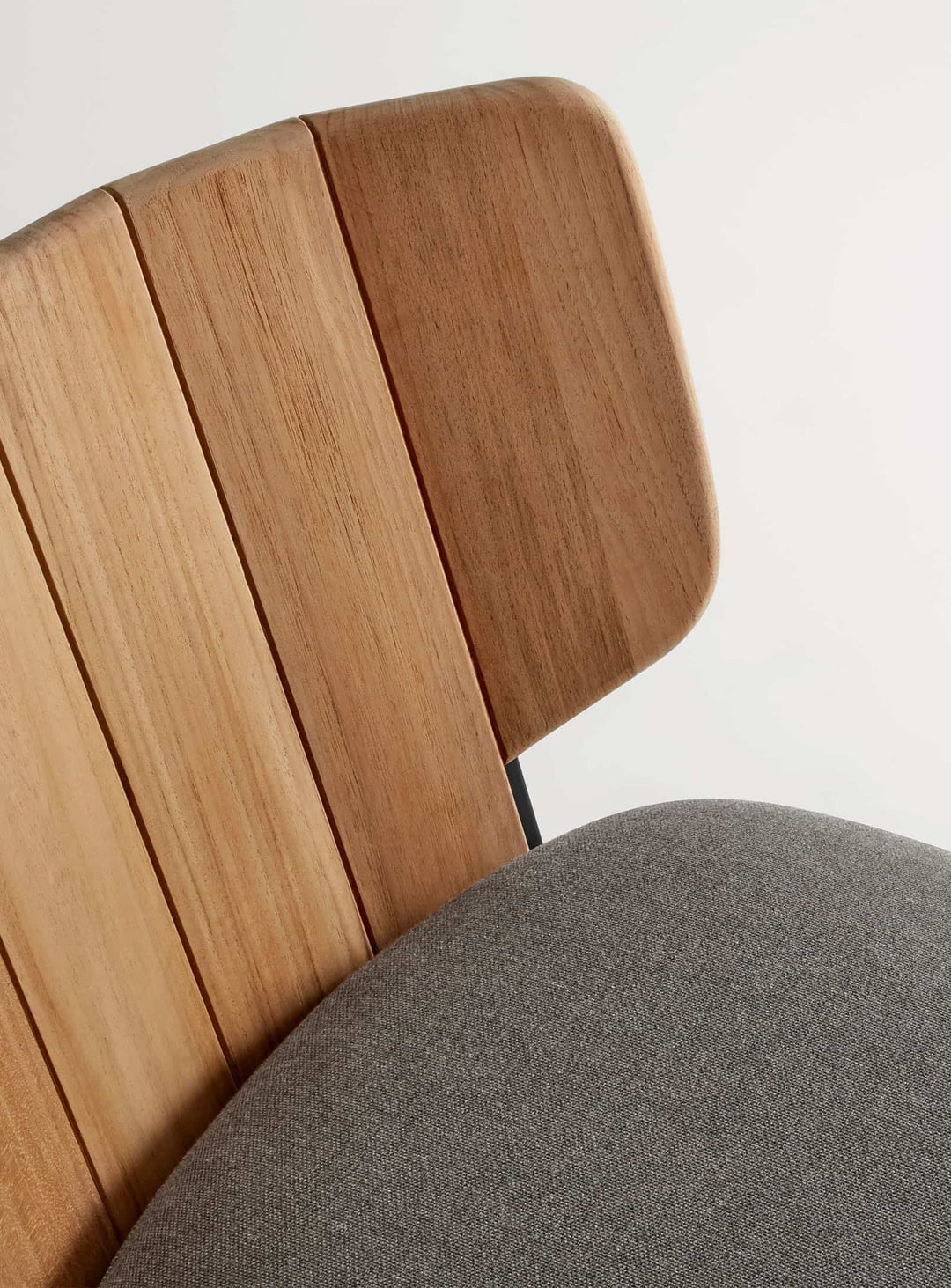 Fauteuil d’extérieur Low Fade de Blu Dot mobilier terrasse haut de gamme. toohey charcoal