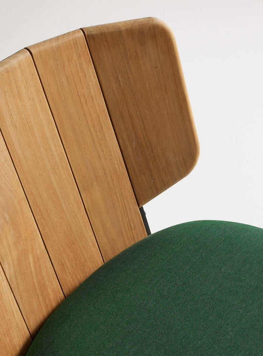 Fauteuil d’extérieur Low Fade de Blu Dot aluminium robuste et teck naturel. sunbrella ivy