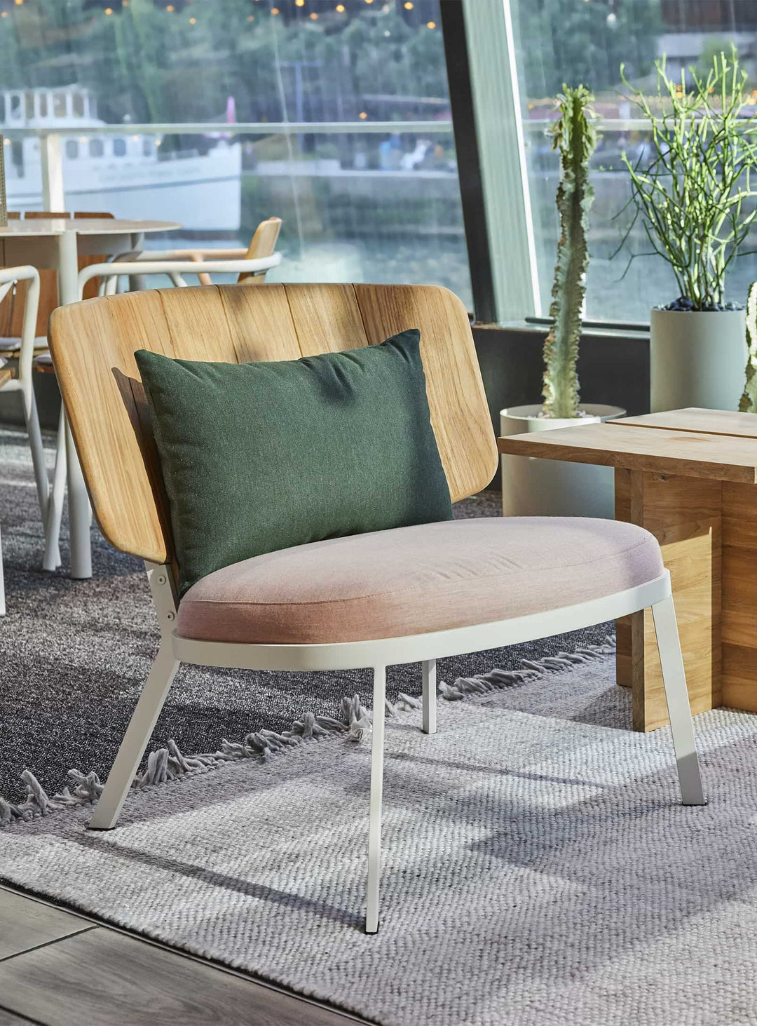 Fauteuil d’extérieur Low Fade de Blu Dot style contemporain outdoor. sunbrella blush